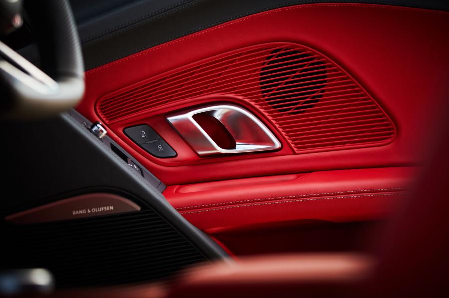 Детали интерьера Audi R8 V10 RWD Coupe 2020 года  (AU) (фото 20 из 35)
